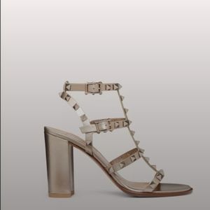 ROCKSTUD CALFSKIN LEATHER METALLIC ANKLE SANDAL 90 MM